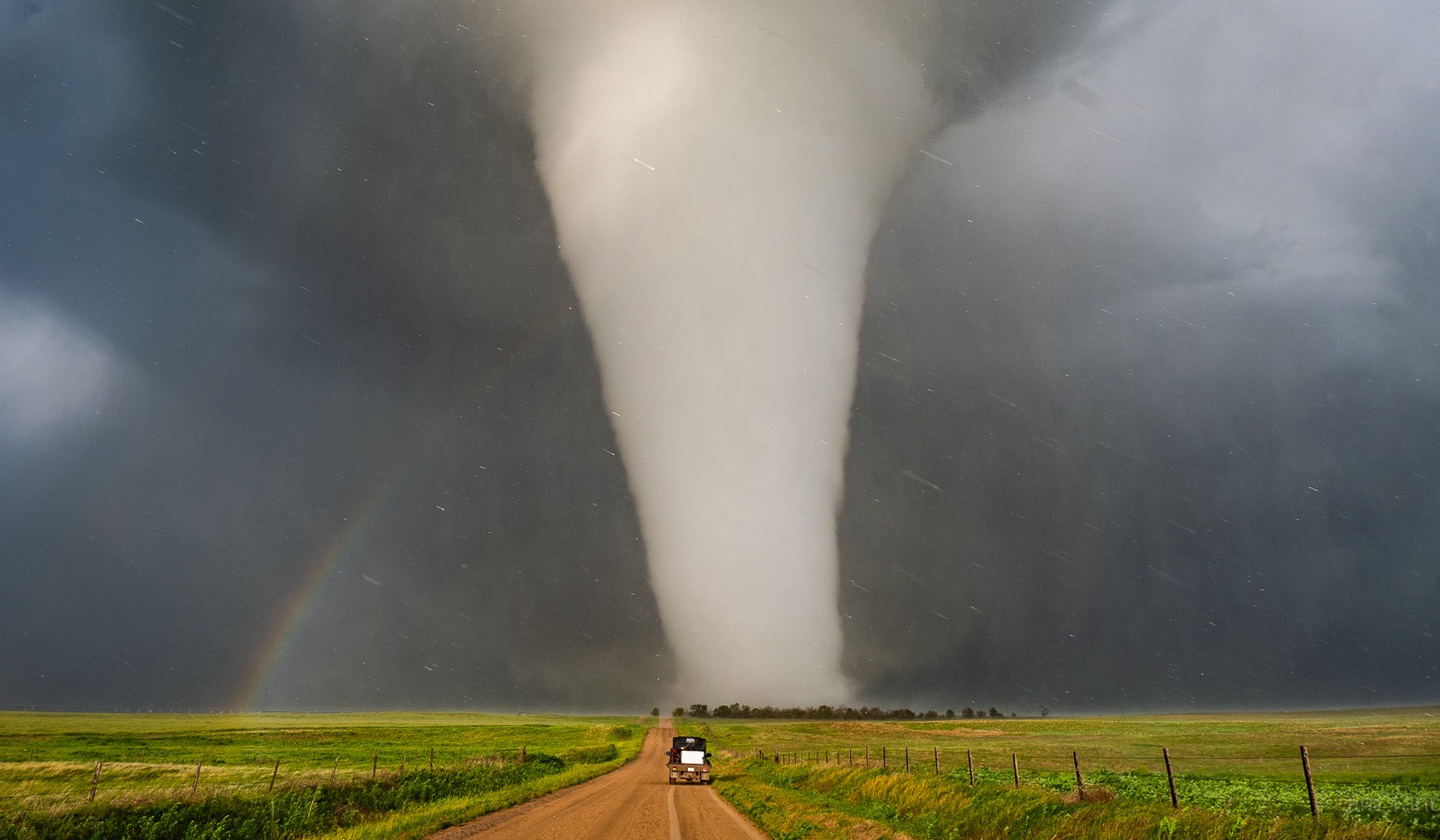 La tornade de Dickens, au Nebraska, paraît fausse tellement sa forme semble parfaite. © X, Jim Tang